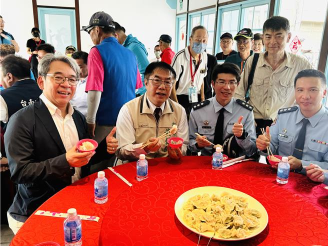 台南市长黄伟哲今天在二空新村园区品嚐水饺。（曹婷婷摄）