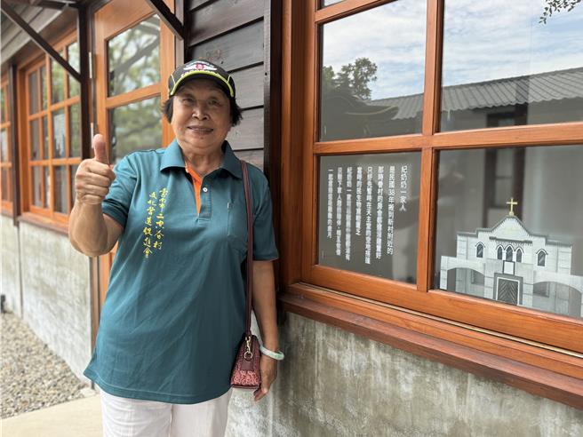 纪奶奶倚着的窗户有她记录眷村生活美好回忆的文字。（曹婷婷摄）