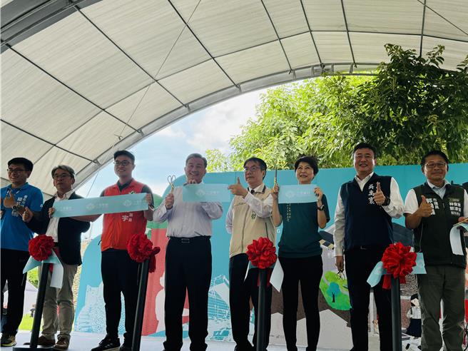台南市长黄伟哲（左五）今天主持二空新村眷村园区剪彩。（曹婷婷摄）