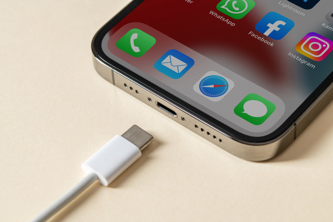 3C达人Tim哥指出，如果发现电池电量异常耗电，网路用量异常增加时，可能是iPhone被骇客入侵。（示意图，shutterstock／达志）