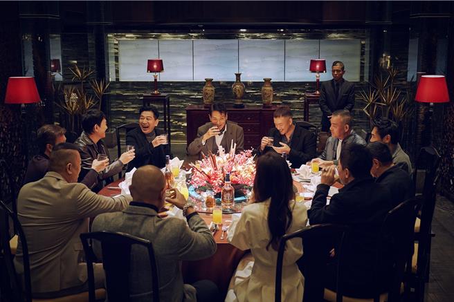 《角头－大桥头》摆鸿门宴，1桌就有8位大佬同台飙戏。（曼尼娱乐提供）
