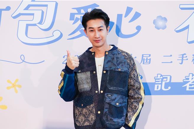 Darren邱凯伟18日参与二手衣义卖公益。（弘道老人基金会提供）