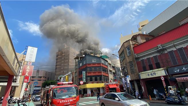 彰化市長安街18日下午驚傳民宅火警，延燒至光復路數間店面，幸好未釀人員傷亡。（孫英哲攝）
