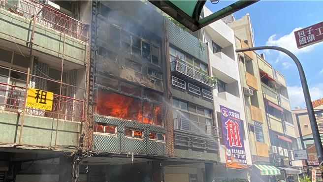 彰化市長安街18日下午驚傳民宅火警，延燒至光復路數間店面，幸好未釀人員傷亡。（孫英哲攝）