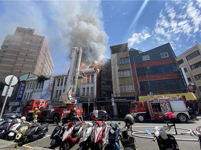 彰化市長安街18日下午驚傳民宅火警，延燒至光復路數間店面，幸好未釀人員傷亡。（孫英哲攝）