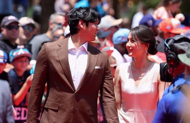 大谷翔平携妻走红毯，爱犬Decopin藏外套里。（图／路透社）