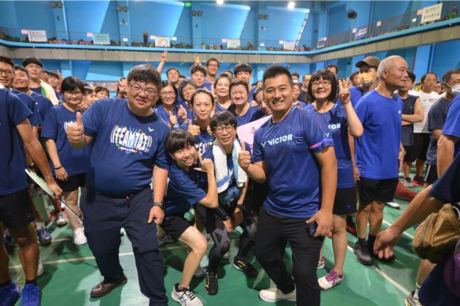 台铁公司18日在台南成功大学羽球馆举办第一届羽球锦标赛，现场气氛热闹。（台铁公司提供／蔡明亘台北传真）