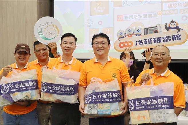 嘉义县15家观光工厂搭上5G热潮，导入AI科技应用，并推出踩点集章送大礼包活动。（吕妍庭摄）