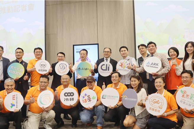 今（18日）嘉义县长翁章梁，数发部数位产业署长吕正华及观光工厂业者代表等各界宣布，将透过AI 体验与 5G 互动扩大消费巿场。（吕妍庭摄）