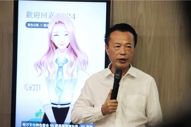嘉义县长翁章梁说，15家观光工厂都设有他背后的AI导览机器人。（吕妍庭摄）