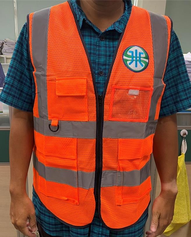 高雄市仁武區有黑帽衣怪客拿著鐵捲門掃描器，引發民眾恐慌。台水今證實為公司委外抄表員，日後將督促落實標準化服儀。(台水提供)