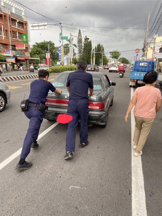 车子故障，卡在车阵中动弹不得，员警请女驾驶坐于驾驶座操作方向盘控制方向，由员警在后方推车，推行至安全处所后再请女驾驶自行联繫拖吊车。（民眾提供／叶静美彰化传真）