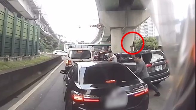 警方拦下嫌犯车辆对空鸣枪后逮人。（翻摄画面）