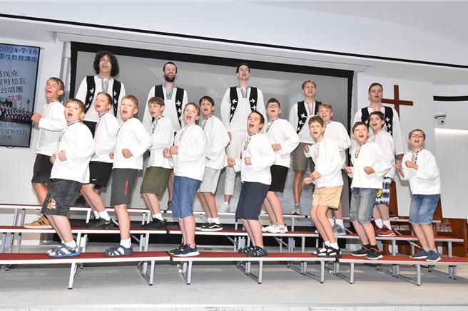 斯洛伐克布拉提斯拉瓦男童合唱團為彰基醫護演唱台灣民謠「丟丟銅」，清脆悅耳的歌聲有如天籟。（彰基提供／孫英哲彰化傳真）