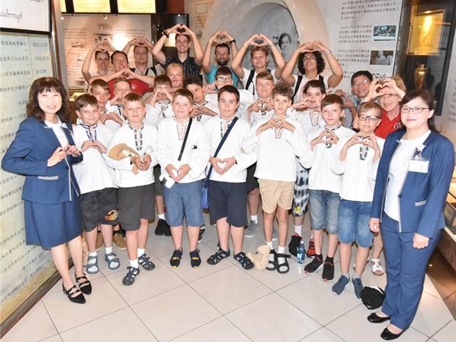 斯洛伐克布拉提斯拉瓦男童合唱團在彰基副院長陳富滿（前排左一）、院史館館長陳雅莉（前排右一）帶領下參訪彰基院史館。（彰基提供／孫英哲彰化傳真）