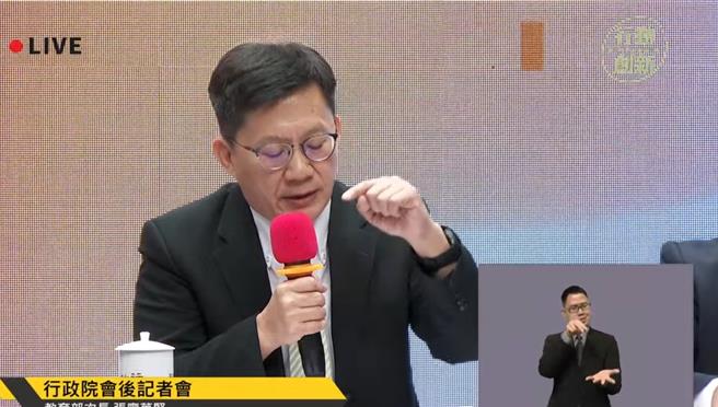 張廖萬堅表示，北市教育局身為第一線地方主管機關，應對疑似幼兒性侵的重大案件提高警覺，尤其幼兒表達能力不清，在調查上可以用更多元方式。（摘自行政院直播）