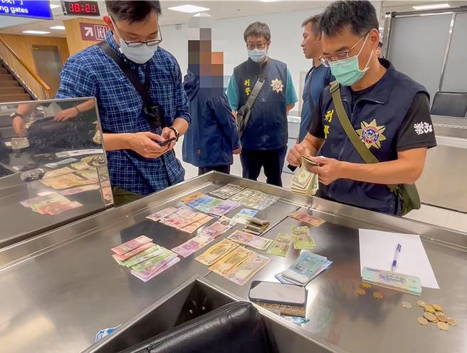 張姓竊嫌於機艙內翻動行李架上被害人行李竊取財物，在下機逮捕後，自張男身上扣得贓款計16種外幣，折合新臺幣約87000元。（航警局提供／陳麒全桃園機場傳真）