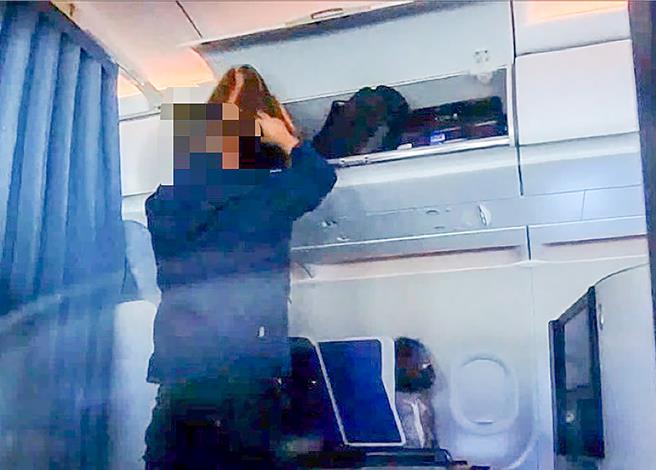 張姓竊嫌於機艙內翻動行李架上被害人行李竊取財物。（航警局提供／陳麒全桃園機場傳真）