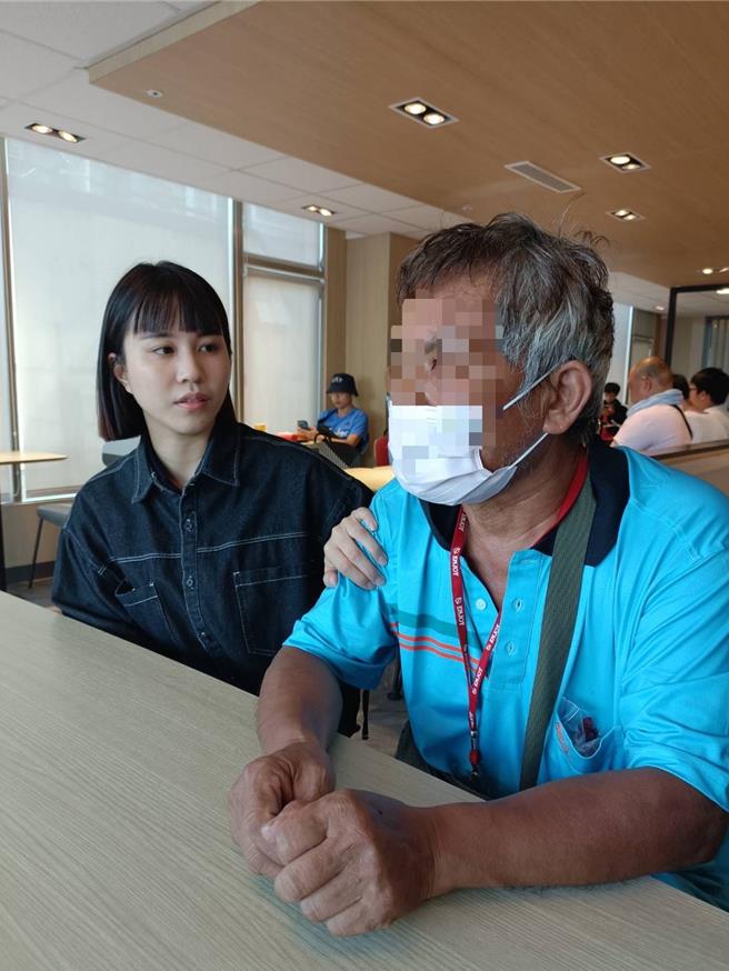 台中市52岁严姓男子7月初因涉公共危险罪遭通缉，雾峰警分局员警日前前往沙鹿光田医院一带逮人时，先出动外型甜美的邱姓实习女警乔装一般民眾上前攀谈，成功卸下严男心房将人逮获。（民眾提供／潘虹恩台中传真）