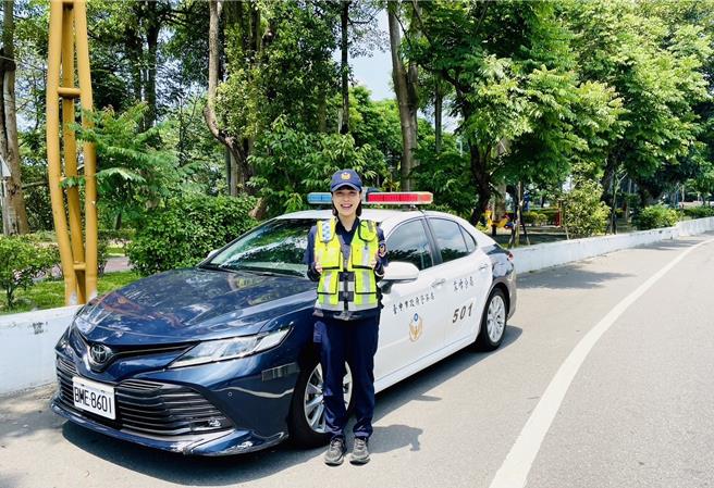 28岁邱姓实习女警过去从事美术馆工作，因对员警工作心生向往勇敢转换跑道，一圆警察梦，7月来到雾峰警分局实习。（民眾提供／潘虹恩台中传真）