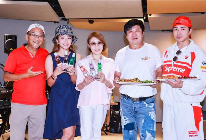 胡瓜、李翊君、赖慧如、欧汉声18日为 「2024真爱秀·蓝宝石大歌厅」彩排练团媒体探班。（罗永铭摄）