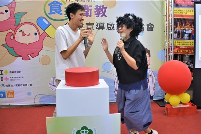 嘉義市藥師公會以表演行動劇推動「食藥安全友善藥局」食藥安全諮詢服務。（林岫加提供／廖素慧嘉市傳真）