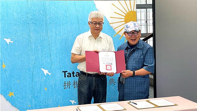 台东大学今（18）日于南岛文化中心办理拼板舟捐赠，由台东大学主任秘书程友文（左）与捐赠者程正德（右）完成签约仪式。（萧嘉蕙摄）
