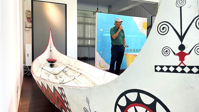 兰屿达悟族文学家夏曼．蓝波安台上致词，分享造舟心境与歷程。（萧嘉蕙摄）