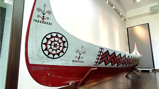 兰屿达悟族文学家夏曼．蓝波安多年前化丧亲之痛为力量，完成人生中第2艘拼板舟。（萧嘉蕙摄）