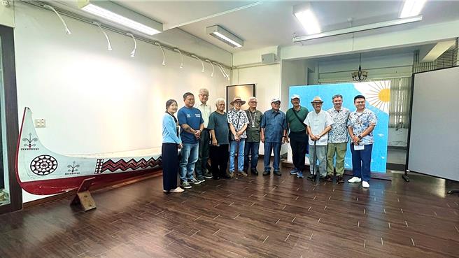 拼板舟捐赠仪式圆满完成，后续由南岛文化中心进行文物整饬，回復舟船原貌。（萧嘉蕙摄）