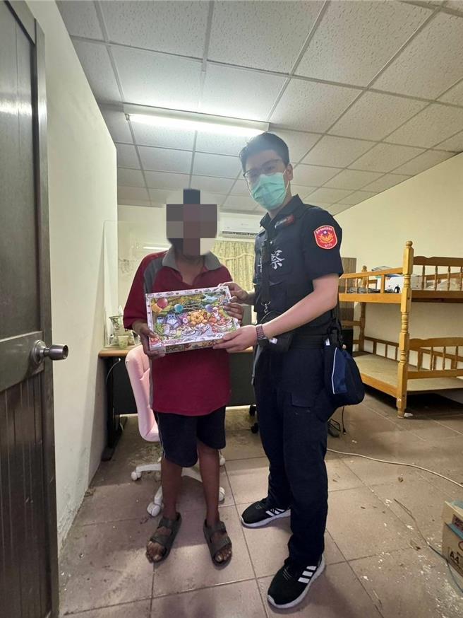 台中市白姓男子日前為了找拼圖從沙鹿住家獨自走到7公里外的龍井區臨港路，失聯近2天，警方將人帶返派出所後不僅準備熱食果腹，更如約送白男心愛的拼圖，讓白男開心不已。（民眾提供／潘虹恩台中傳真）