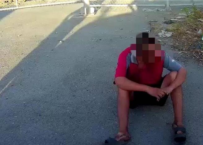 台中市白姓男子日前為了找拼圖從沙鹿住家獨自走到7公里外的龍井區臨港路，失聯近2天，警方到場欲將人帶返派出所休息，對方竟一屁股坐在地上不願離開。（民眾提供／潘虹恩台中傳真）