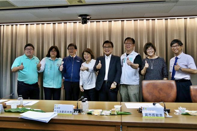 嘉義市長黃敏惠、民進黨立委王美惠、民眾黨立委張啟楷同場向交通部長李孟諺（左三）爭取建設。（嘉市府提供／廖素慧嘉市傳真）