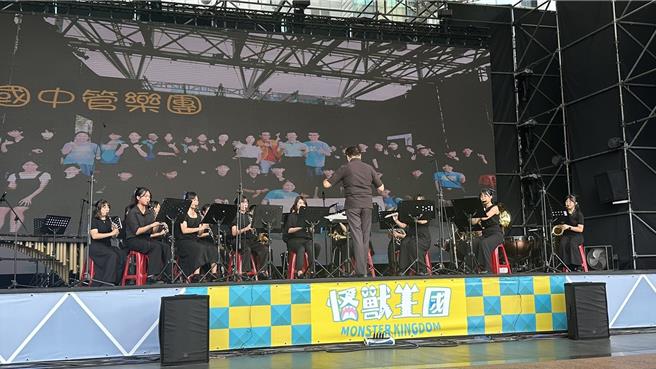 新北市兒童藝術節於18至19日接連兩天舉辦「新北管樂秀」音樂會，由重慶國中等8所學校管樂團接力演出，帶來多首輕鬆可愛、風格多興趣並從小樣的樂曲， 教育局長張明文表示，希望藉由音樂展演讓孩童產生對音樂的扎根學習，拓展美學視野。（賀培晏攝）
