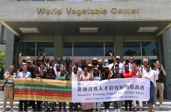 来自非洲8个国家的25名农业菁英在亚蔬中心行政大楼合照留念。（亚蔬中心提供／宝智华台南传真）