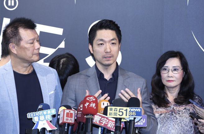 幼兒園性侵案遭綠營議員批評卸責，蔣萬安(中)回應，希望發言本於事實，勿混淆視聽。（陳俊吉攝）