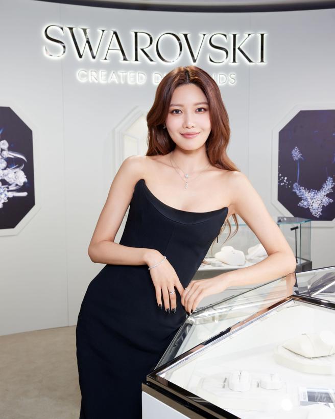 「少女时代」的秀英佩戴Swarovski Created Diamonds培育钻石珠宝出席活动。（Swarovski提供）