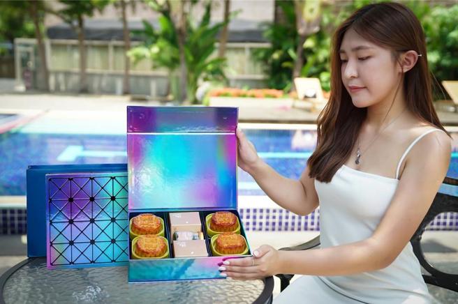 台中褔华饭店今年推出「绚月」中秋礼盒，主打吃月饼，肌肤也一起Shining，结合时尚亮眼的光影包装设计 。图／业者提供