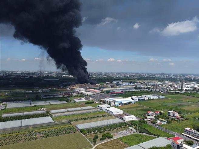 山上工厂火警延烧近9小时，傍晚终于扑灭。(民眾提供／曹婷婷台南传真)