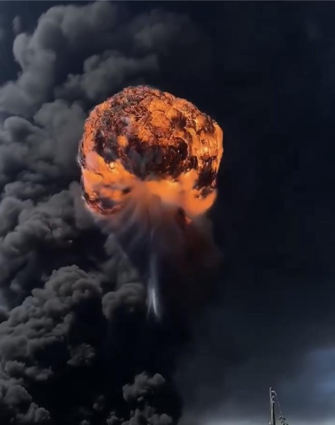 山上工厂大火还烧出蕈状云，让民眾惊呼可怕。(民眾提供／曹婷婷台南传真)