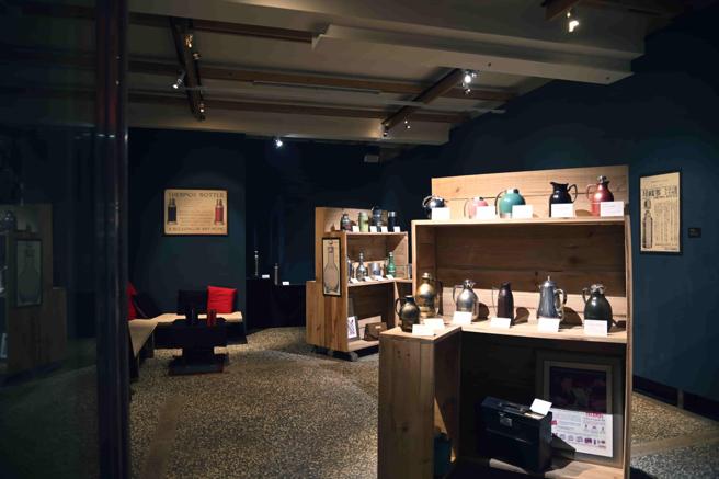 THERMOS膳魔師120周年特展，展出多款古董藏品，包含1900年代初由3位德國人發明，以「THERMOS」為名製成的第一代玻璃內膽古董瓶。（膳魔師提供／古明弘台北傳真）