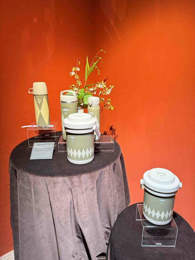 THERMOS膳魔師120週年復刻版保溫瓶的設計靈感，來自1960年代象徵性的菱格紋印花。（古明弘攝）