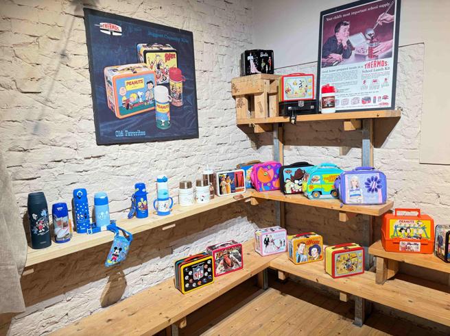 THERMOS膳魔師120週年特展中，特別設置兒童區，展出許多IP聯名商品。（古明弘攝）