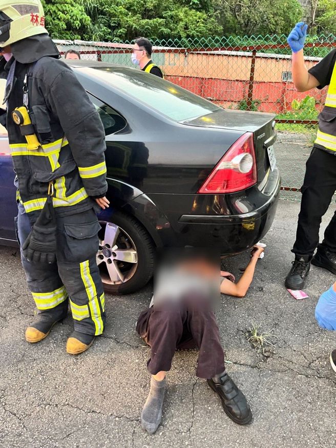 叶男撞击后喷飞到路旁轿车底下，所幸只受到轻伤。（翻摄画面）