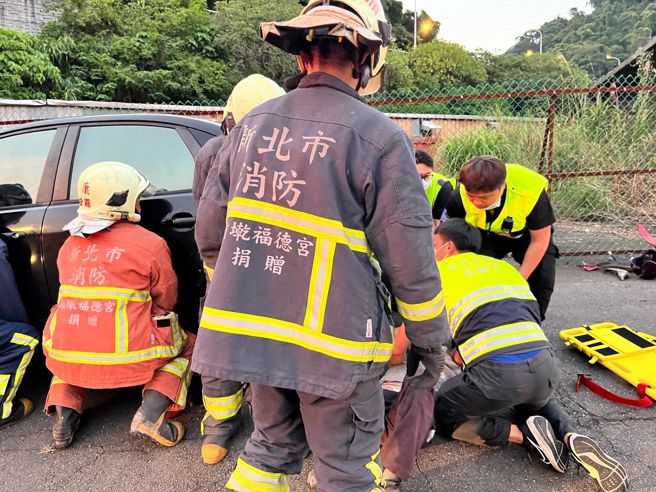 消防队到场协助伤者脱困送医。（翻摄画面）