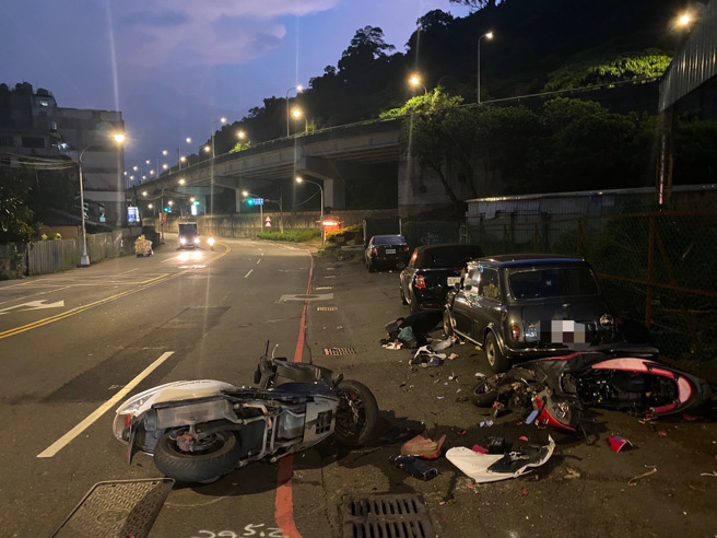 车祸现场零件四散。（翻摄画面）