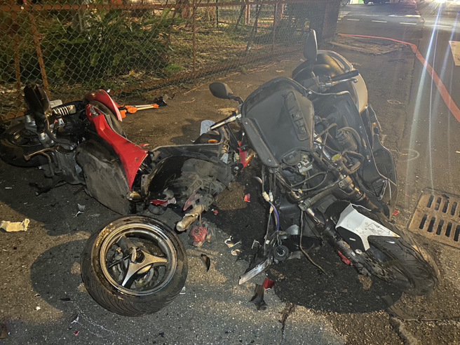 车祸现场零件四散。（翻摄画面）