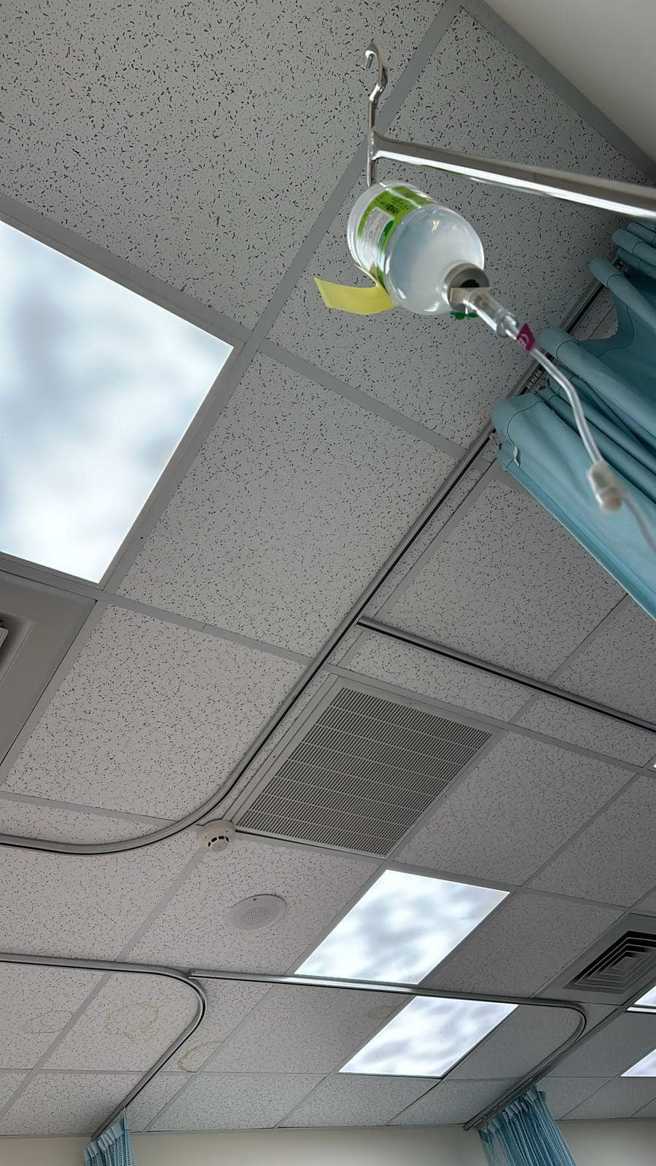 女星郁方在社群突然PO出在医院吊点滴的照片。（图／摄自FB 好门媳妇的秘密生活郁小方）