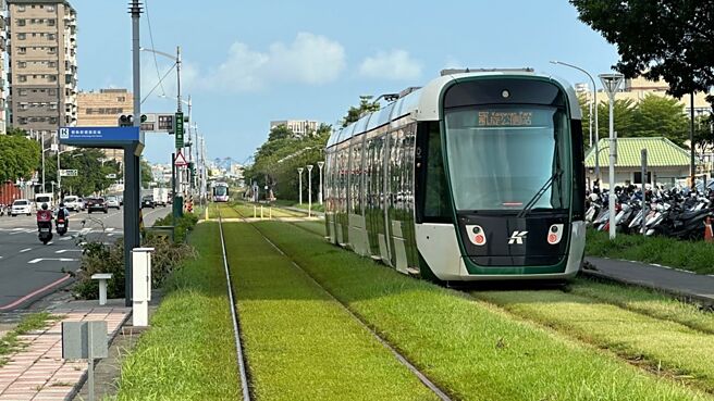 今年上半年高雄輕軌總計服務658萬人次，比去年上半年的375萬人次，年增約75％。圖／本報資料照片