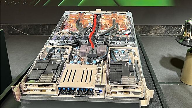 现阶段AI伺服器主力产品H100的交货前置时间，大幅缩短至16周以内，纬创、纬颖等伺服器厂相关业务看增。图为辉达GB200液冷伺服器。图／本报资料照片